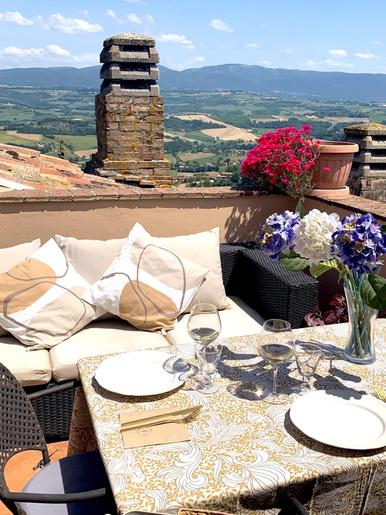 Appartamento La Terrazza Sul Verde, Vista Mozzafiato In Pieno Centro Todi Esterno foto